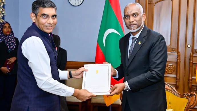 Maldives President M Muizzu accepting the invitation for Narendra Modi's swearing-in ceremony.