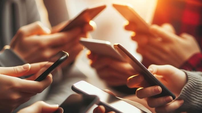 No ban, no boundaries: Smartphones surge in classrooms as India lags behind on policy