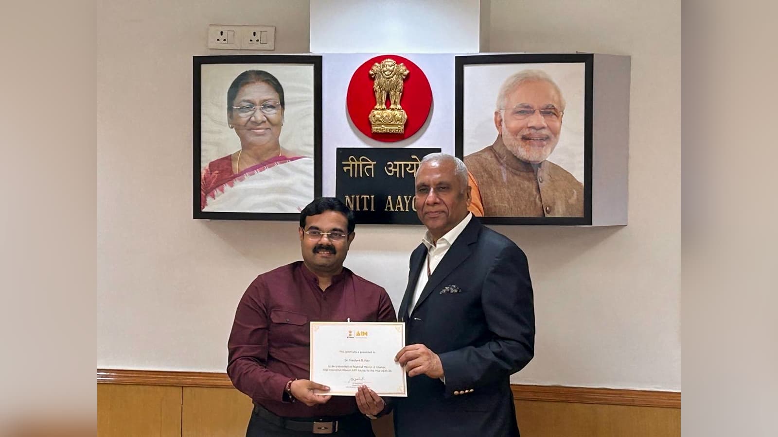 Dr Prashant at the Mentor Round Table (MRT) 2025 at NITI Aayog on 17 Sept, awarded by the AIM mission director, Dr Deepak Bagla.