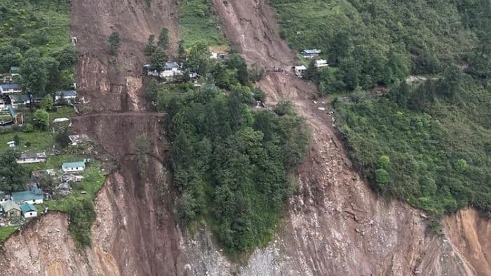 Landslide cuts off Lachen in Sikkim, hundreds of tourists stranded