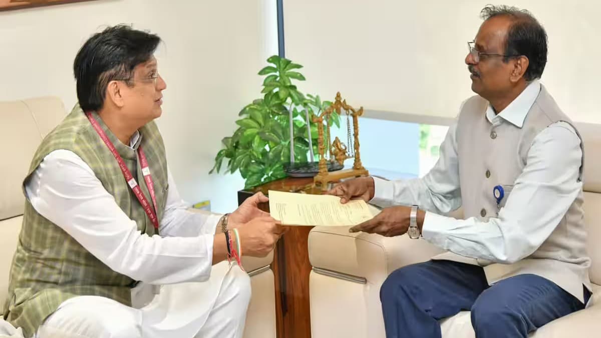 Karnataka seeks ISRO support for scientist-student interaction programs across state