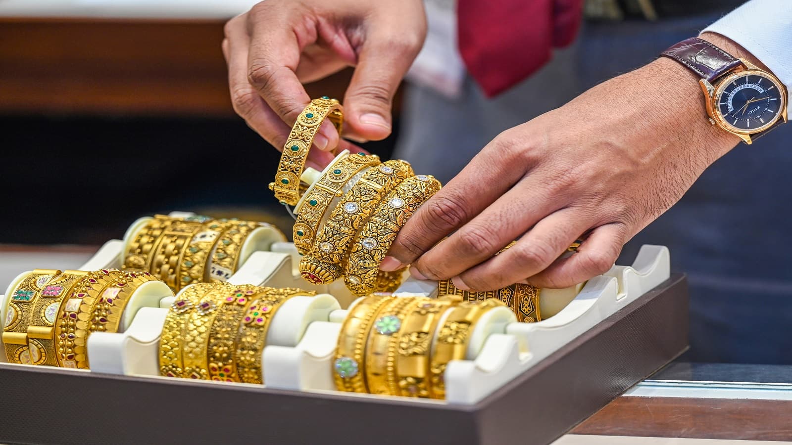 Gold Prices Rise 1.18% Weekly as Crude Oil Prices Ease