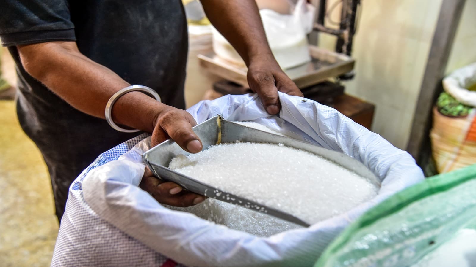 Pakistan Tenders 1.08 Lakh Tonnes of Imported Sugar Amid Policy Criticism