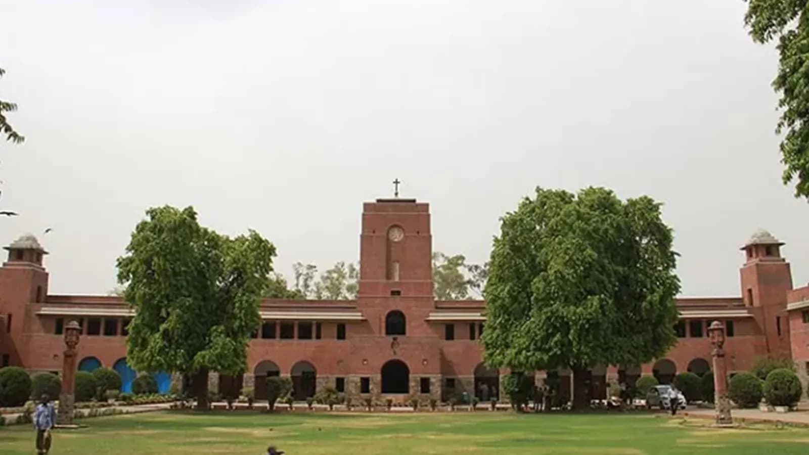 DU Says Honours Students Have Up to 52 More Subject Credits Than Major Students
