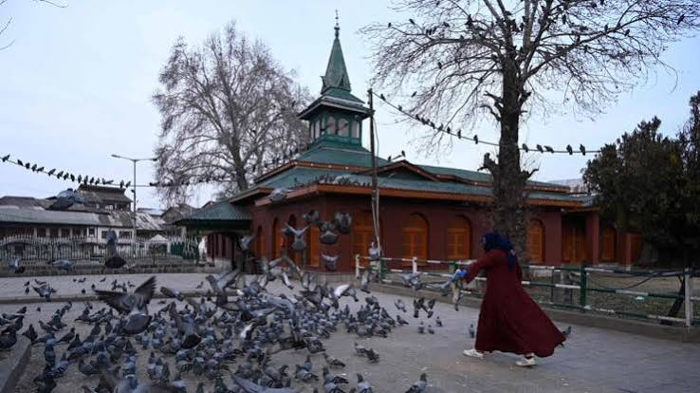 Kashmir Waqf Board’s Proposal for Uniform Friday Sermons Triggers Political and Religious Opposition